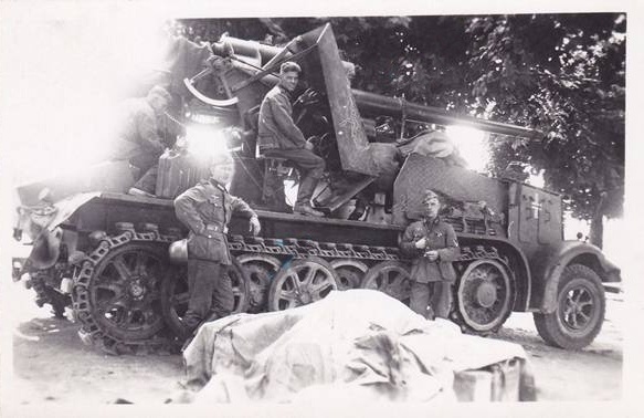 An 8.8 cm Flak 18 (Sfl) auf Zukraftwagen 12t (Sd.Kfz 8) and his crew during a break in action ............................................
