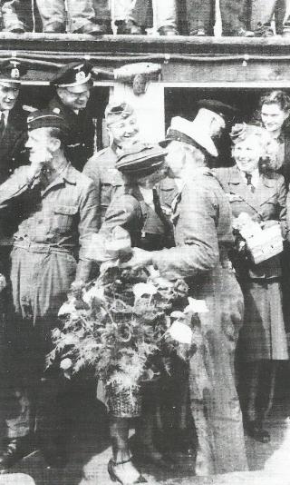 After a mission of 112 days, Georg Schewe, commander of the U-105 receive a passionate kiss on his returnat Lorient in june 1941