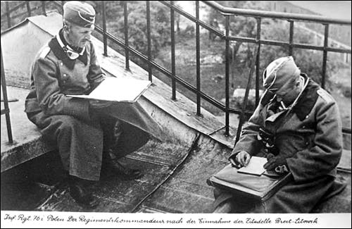 Brest-Fortress German officers on the roof of fort building. 16-18.09.1939.jpg