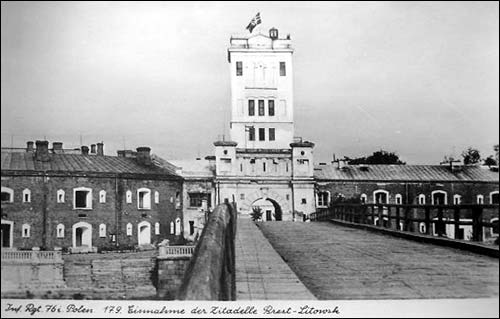 Brest-Fortress Terespal's gate of the citadel. 17.09.1939.jpg