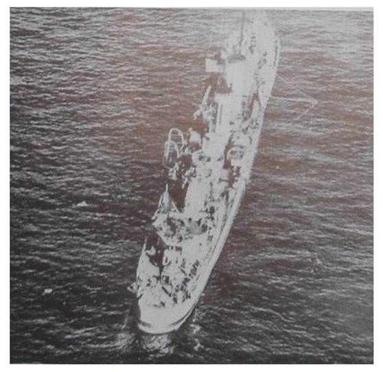 Crew members of the smg Gondar swim towards the destroyer HMAS Stuart..........................