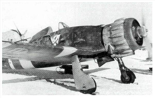 Macchi C.200 of the 369a Squadriglia at Stalino, during the winter of 1941-42. The thin white stripe at the rear of the fuselage indicates that it is the aircraft of the commander of the XXII° Gruppo................