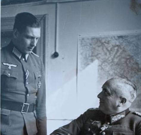 The General der Artillerie Edgar Theisen speaking to the Leutnant who was the first decorated with the Iron Cross 1º Class (EK I) in the whole 262 ID. (Anyone has his name??).