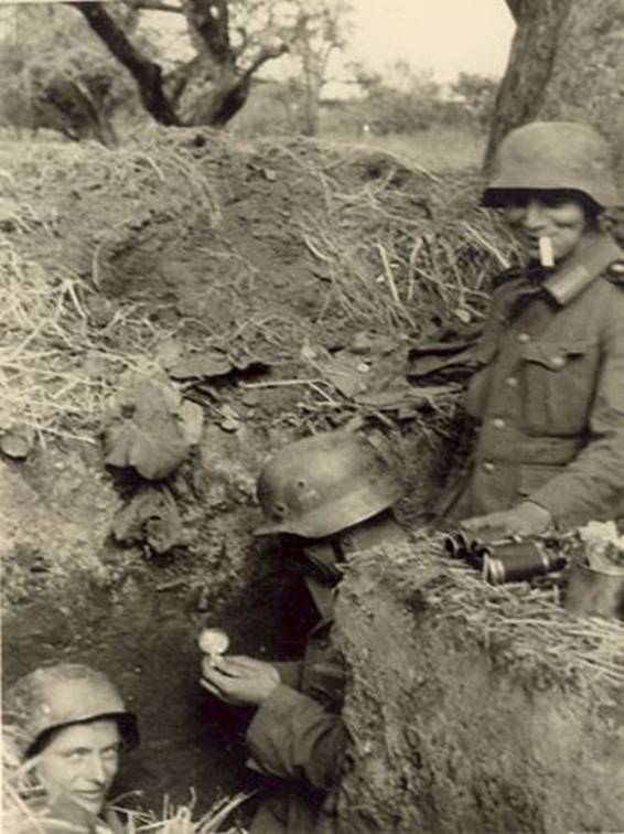 Troops of the GJR 13 in their trench..