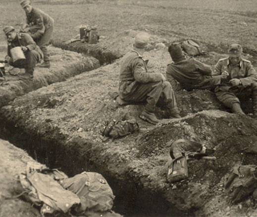 On May 20 of 1942 the OP of the 4. /GAR 79 in Prigoshaja. The trenches conquered to the Soviets serve like protection against the artillery's grenades.