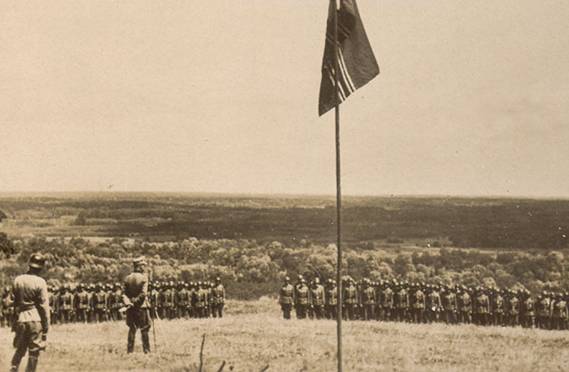 A parade presided over by the Divisional Commander, Generalmajor and Knight's Cross, Lanz - 02 of July of 1942.