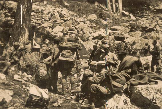 The Soviet prisoners were utilized as carriers in the hard environment of the mountain.