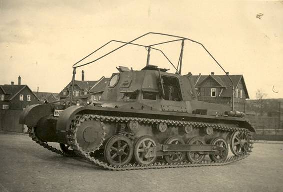 Funkwagen. Radio-armored car.
