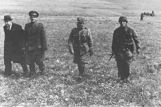 The mayor, the military chief and police chief escorted by German paratroopers ... ....