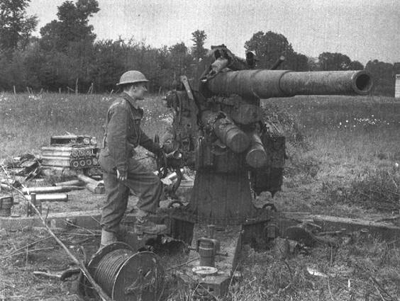 A cannon of 88 mm belonging to Flak Abt 64 (Oberstleutnant Wolf), which was destroyed near Villers by a Somua of the 3rd Cuirassiers.