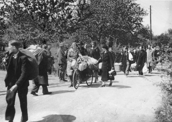 The refugees of Eijsden fleeing before the eyes of German troops.