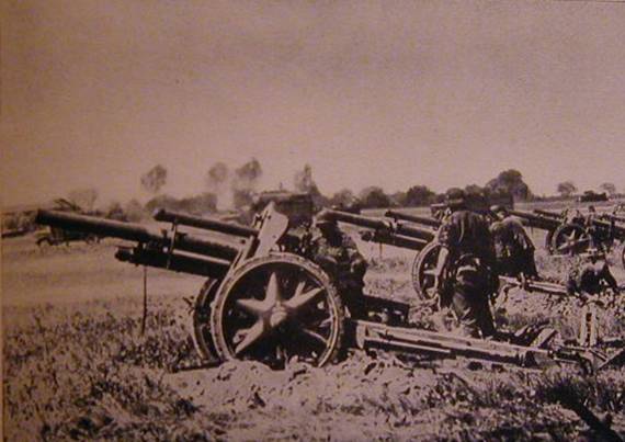 A battery of howitzers Le FH 18 in its firing position.
