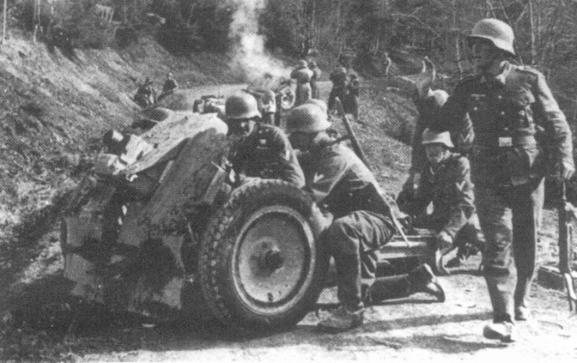 A light infantry howitzer Model 18 taking fire position on the march route.