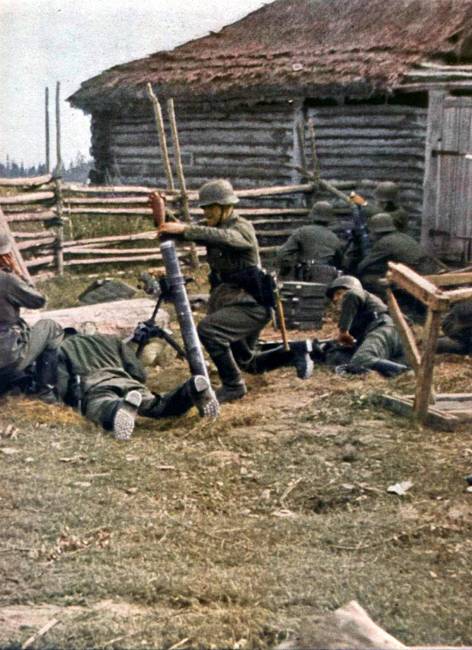 A mortar group of 80 mm in action during the start of Operation Barbarossa.