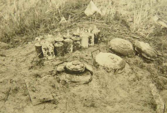 Different types of landmines ... ... ... ... ....<br />15 Fotoalben mit über 1200 originalen Fotos ! bei eBay_de 1918-1945 (endet 16_08_09 185430 MESZ)