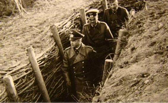 The Commander in Chief of the German Army (Oberbefehlshaber des Heeres) in the area of the regiment. Behind, the Division commander, Generalleutnant Schmidt and the 7th Army Commander (Befehlshaber der 7 AOK) General d. Artillerie Dollmann.