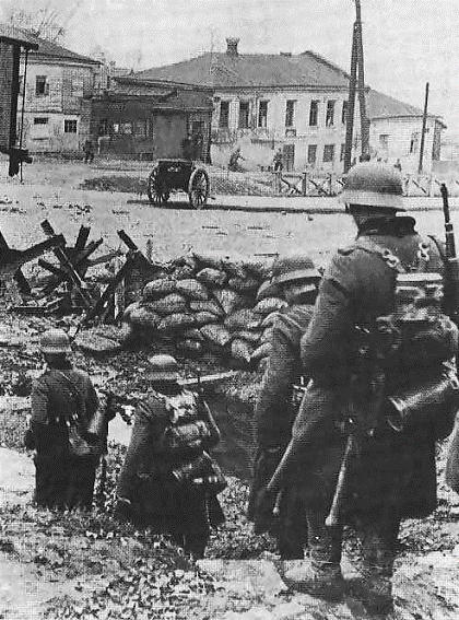 Troops of the 57 ID passing through one barricade which blocked Sverdlov Street (Kriegsberichter Reindl).