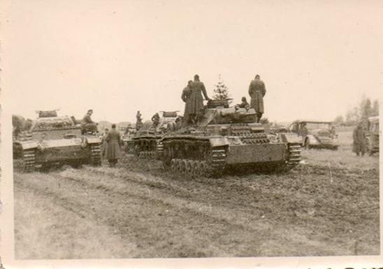 Column of Pz Kw III belonging to the Armored Group Guderian during the summer of 1941 .........