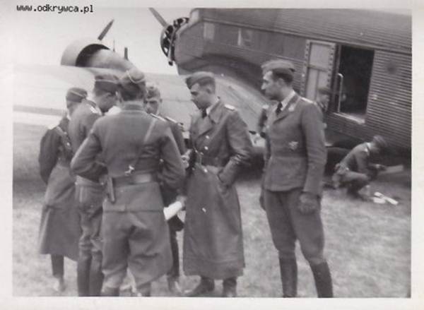 Members of the III. / KG 4 in Langenau in September 1939 during the Polish campaign. Major Evers Group Commander, Hauptmann Schuhmann Chief of the 9./KG 4, Oblt. Gessler, Oblt. Rohloff, Hauptmann Dubhorn and Hauptmann Starke..........................