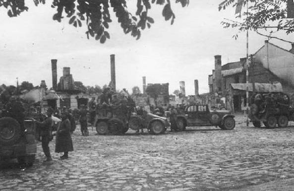 German motorized column (Kfz 70) stopped at a ruined Polish town - Baritze 27 Sep 1939 ...........