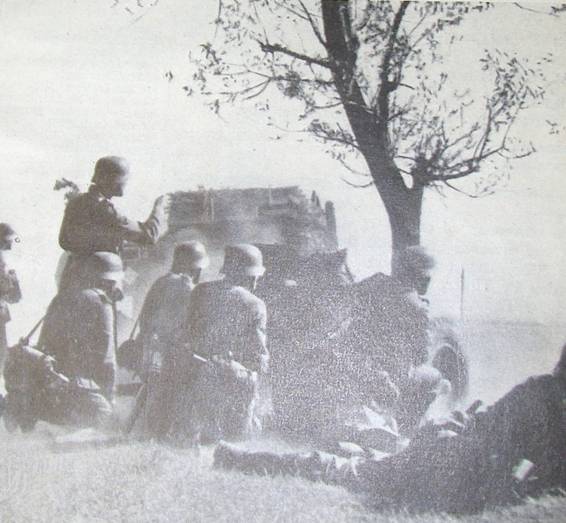 German troops await the Russian tank attack. Langenscheidt's Inglés Monthly Magazine. Berlin Aug 1941.