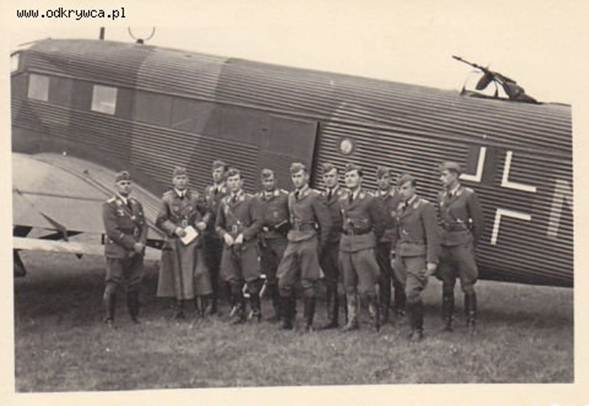 Members of the 3./KG 4 in front of a Ju-52 during the Polish campaign; v.l. the squadron commander Hauptmann Gerd Roth.