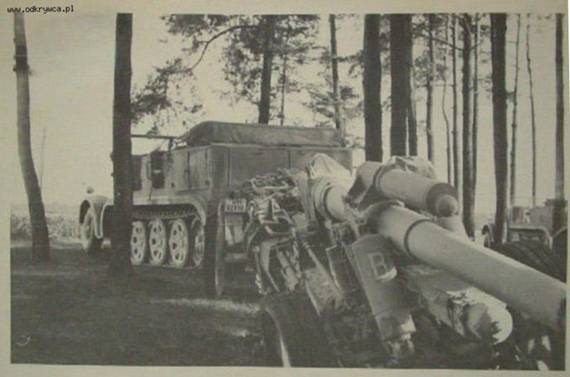 A battery of sFH 18 of the II. / AR 43 pulled by vehicles Sd Kfz 7/8 ..................