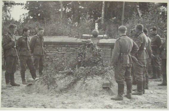 Grave of comrades of AR 43 - Poland..........................<br />&quot;Grab Kamerad Artl.Reg.43 Front Friedhof Polen 1939&quot;