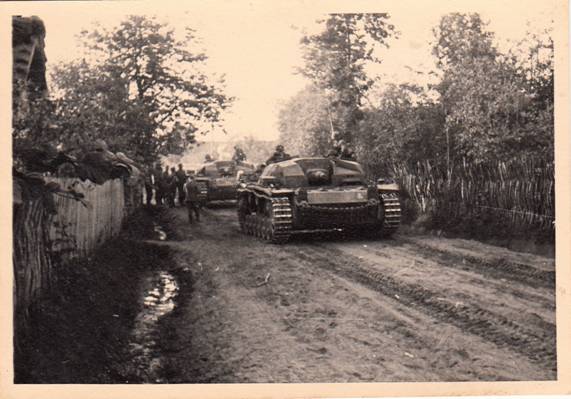 A Platoon of assault guns of the 1. / Stug Abt. 243 in Oczy Wielki, on its way to Nahaczow.............