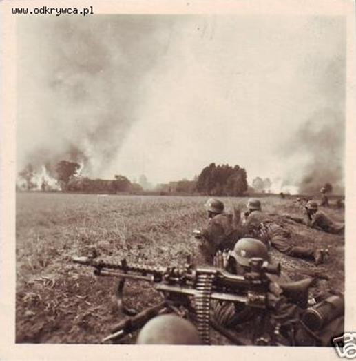 In the foreground a MG-34 mounted on a MG-Lafette 34 (machinegun tripod 34)........................