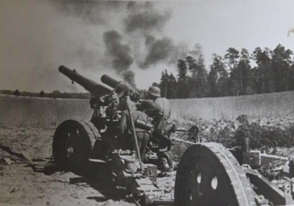 Heavy Howitzer sFH 18 of 150 mm of the IV. / AR 19 firing around D. Zemloslaw on June 25, 1941.....................