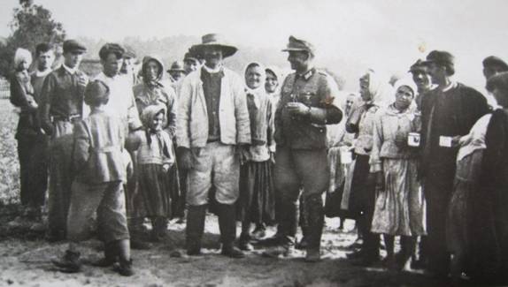 The commander of the II. / GAR 79 with settlers of Sysaki - June 23, 1941 .............
