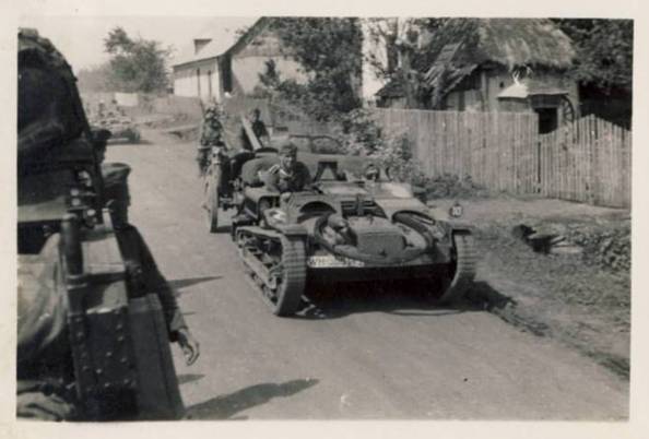 A light tank Renault UE Chenillette (possibly of the Pz. Jäg. Abt. 171) towing a Pak 38 of 50mm...............