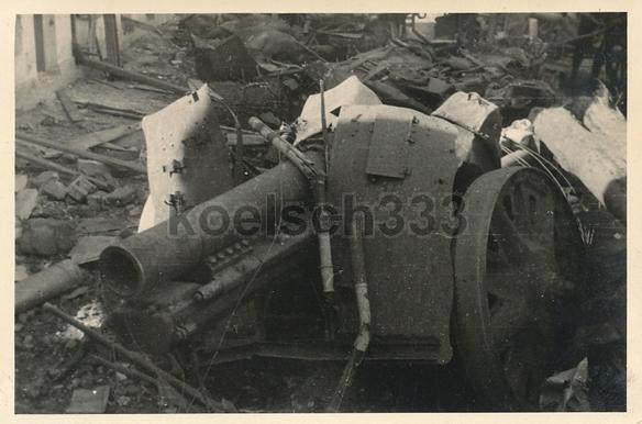 A infantry howitzer sIG 33 of the 13. / IR 211 destroyed in Niemirow ........................<br /> Photo Nimerow 15cm Infanterie Geschütz 33 vom Panzer überfahren! Pollen Weack 1941