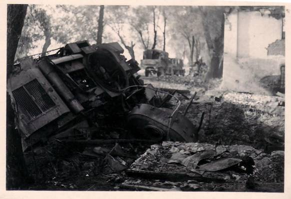 Close-up of the T-28 Nro 287 destroyed by an explosion after the impact of an anti-tank shell..............<br /> http://vif2ne.ru/rkka/forum/arhprint/39581