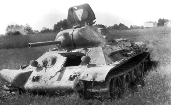 T-34 of the 15th Tank Reg. abandoned by its crew after the attack on Nemiroff. In the turret hatch the recognition signal, a white triangle..........................<br /> http://lib.rus.ec/b/382025/