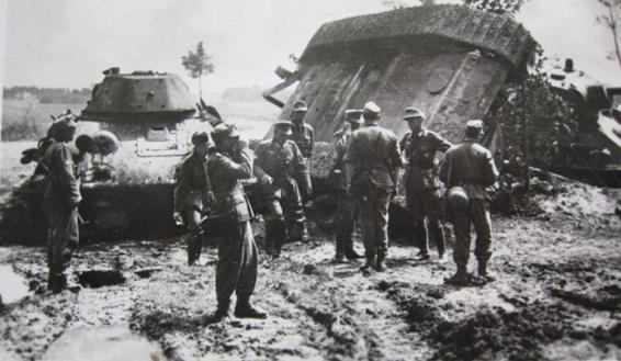 Troops of the 1. GD observing the result of the Soviet armored attack ...............