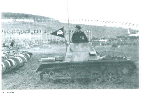 First version of the tank command, had a retractable antenna on the right and a structure for supporting the lowered antenna.....................