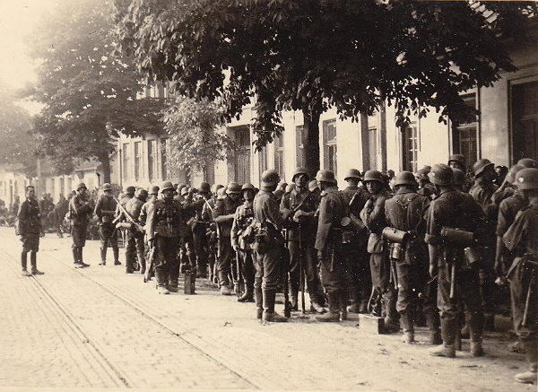 The Nachtigall soldiers on the outskirts of Lviv (30 June 1941)........... <br />http://www.encyclopediaofukraine.com/display.asp?linkpath=pages%5CL%5CE%5CLegionofUkrainianNationalists.htm