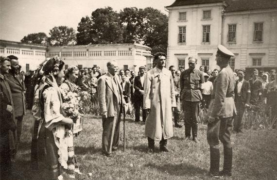 Ukrainian citizens welcome German troops in Western Ukraine (the German to the right I believe is General Hartmann, Commander of the 71. ID) ................... .....