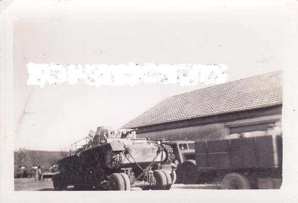 PanzerBefehlswagen III - Ausf.D1<br />with loop antenna-loaded onto low loader (Sd. Ah. 115).........................