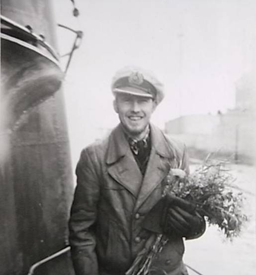 Welcome with flowers for the commander Oblt. z. See ??, who was back in port after an Atlantic patrol.............