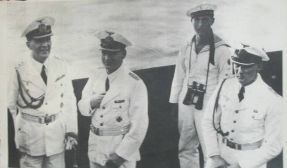 Naval Attaché Kapitän zur See Dietrich Niebuhr; Kapitän zur See Hans Langsdorff; Thelen Div IV; Oblt. z. See Kurt Digginns ........................<br />orig. Fotoalbum Nr. 2, Panzerschiff Graf Spee, v. Langsdorff, Top
