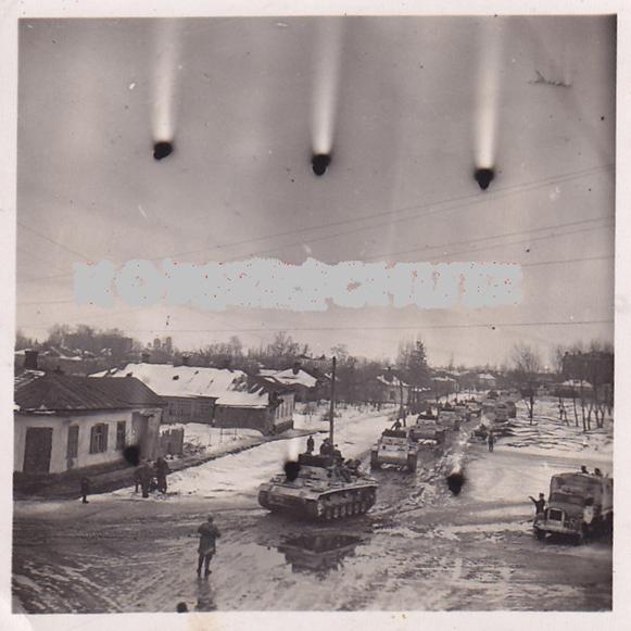 Column Pz Kw III Ausf. L (I think) in Poltava winter of 1943 ..................................<br /> JE88 Poltawa Panzer March 1943 Zusatzpanzerung lang Wintertarnung Vormarsch Ukraine