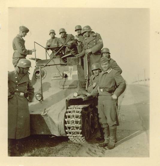 German troops (apparently from the Luftwaffe) posing on / next to a Panzerbefehlswagen I Ausf. B (. Sd.Kfz 265) out of service; note the type of carrying antenna?? .........................