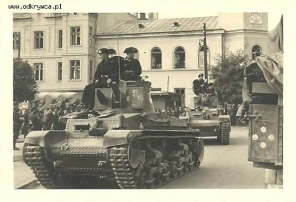 A column of Pzkpfw 35 (t) of the 1. Le Div moving through a quite conserved Polish city ..............................