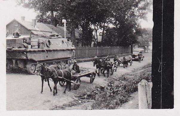 A LWS during a stop in its route, awakening the curiosity of the peasants passing in the opposite direction with their carts.......................<br />http://www.ebay.de/itm/K87-Wehrmacht-Land-Wasser-Schlepper-LWS-300-Schwimmpanzer-Kettenfahrzeug-RAR-/201219301599?pt=Militaria&amp;hash=item2ed99ae0df&amp;clk_rvr_id=961349738919&amp;rmvSB=true