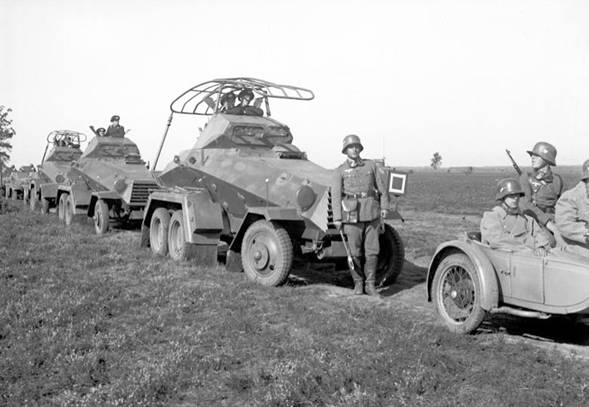 In the picture it is seen in the foreground a Funkwagen Sd Kfz 232 (6-rad) and behind a Sd Kfz 231 (6-rad); both are model Büssing-NAG G 31 P during the maneuvers of the VI. AK in 1935 .......................................