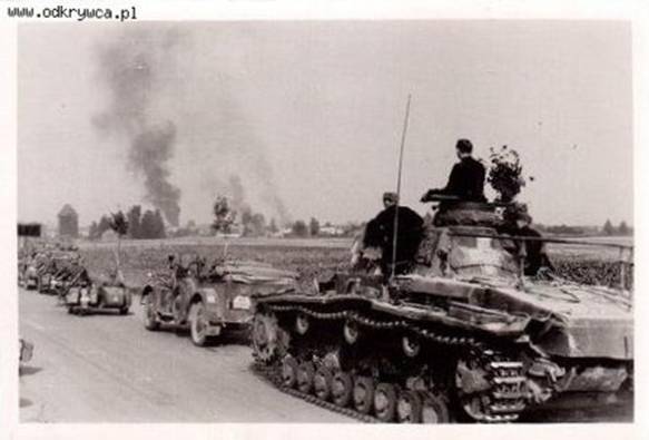 German mechanized column on the move in Poland 1939, in the foreground a Panzerbefehlswagen III - Ausf.D1 ..........................