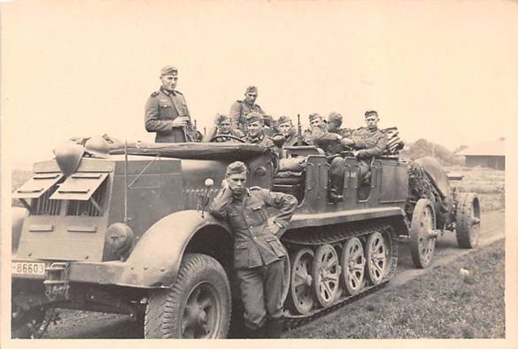 A Sd Kfz 7 of the schw. Art. Abt. 629 towing a (seemed) 10.5 cm sK 18 with strengthened hood. On the reinforcement they carried some trophies .......................................